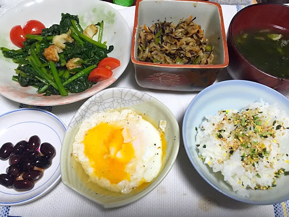 Snapdishの料理写真:今日の晩ごはん。3日ぶりに出張から帰って作りました。アオサスープ、ほうれん草と竹輪のオイスターソース炒め、切干大根とひじきの煮物、煮卵、黒豆、わさびのふりかけご飯。|岸野 令子さん