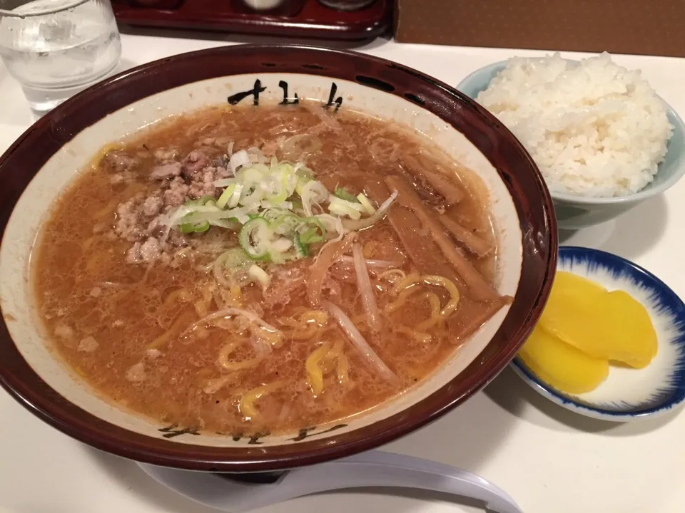 Snapdishの料理写真:すみれ定番の味噌ラーメンとライス🍜|まさとさん