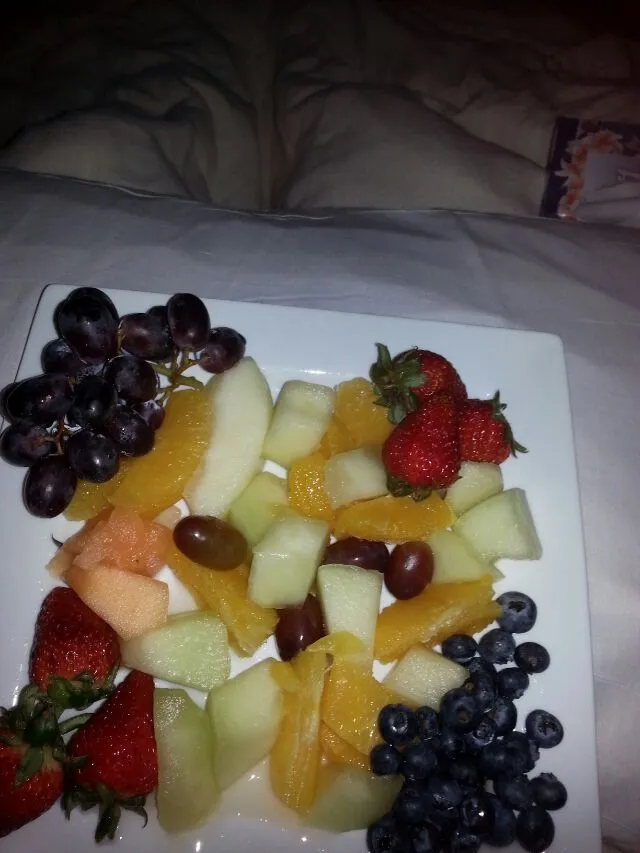 my breakfast fruit plate i cant eat.|Polly Gelfusoさん