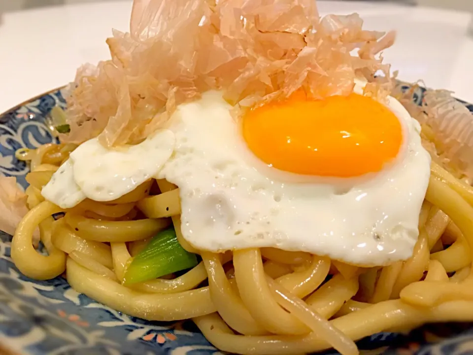 焼うどん 目玉焼きと鰹節乗せ|ゆきさん