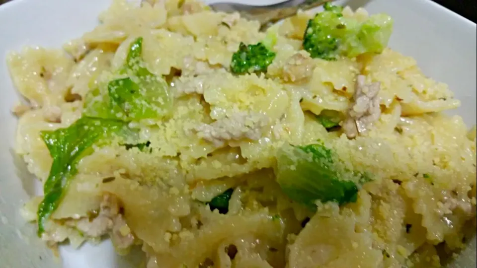 Carbonara Pasta + Oregano + Sliced Pork + Broccoli + Romaine lettuce 😉😙 Finish in 5 min😜|🌷lynnlicious🌷さん