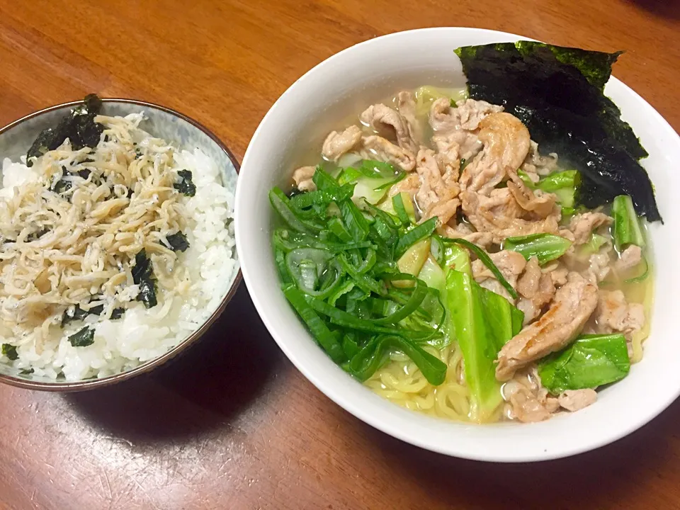 Snapdishの料理写真:白味噌ラーメンとシラスご飯。|yossyさん