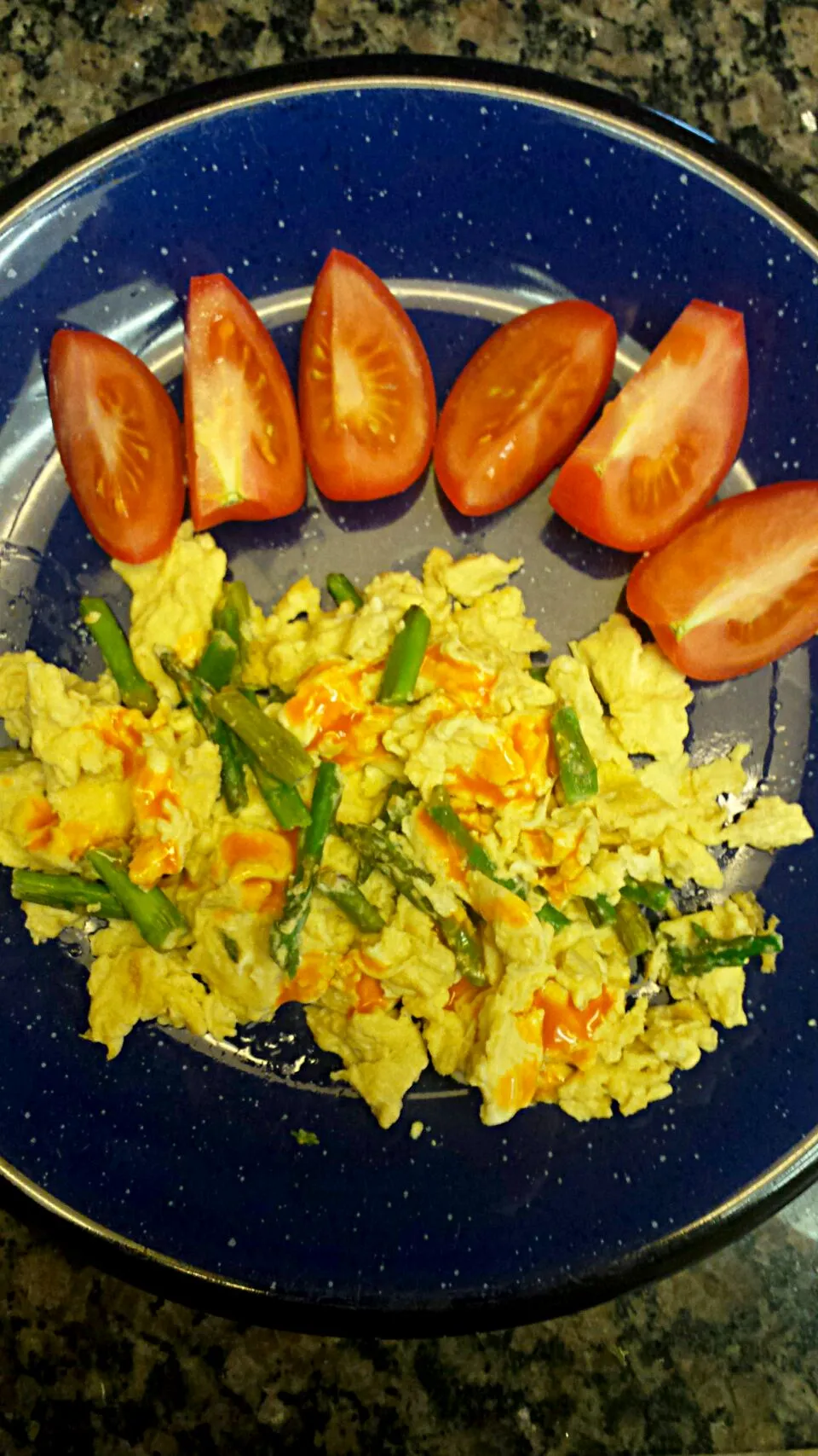 #Eggs #eggwhites #tomato #nutritionalyeast #frankshotsauce #tomato|Dee Sicklesteelさん