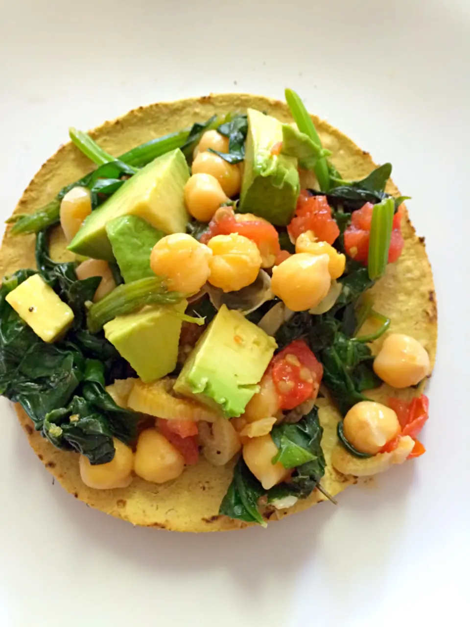 Snapdishの料理写真:Deliciosa tostada de garbanzos con espinacas. Excelente opción vegetariana.|Josseline Mirandaさん