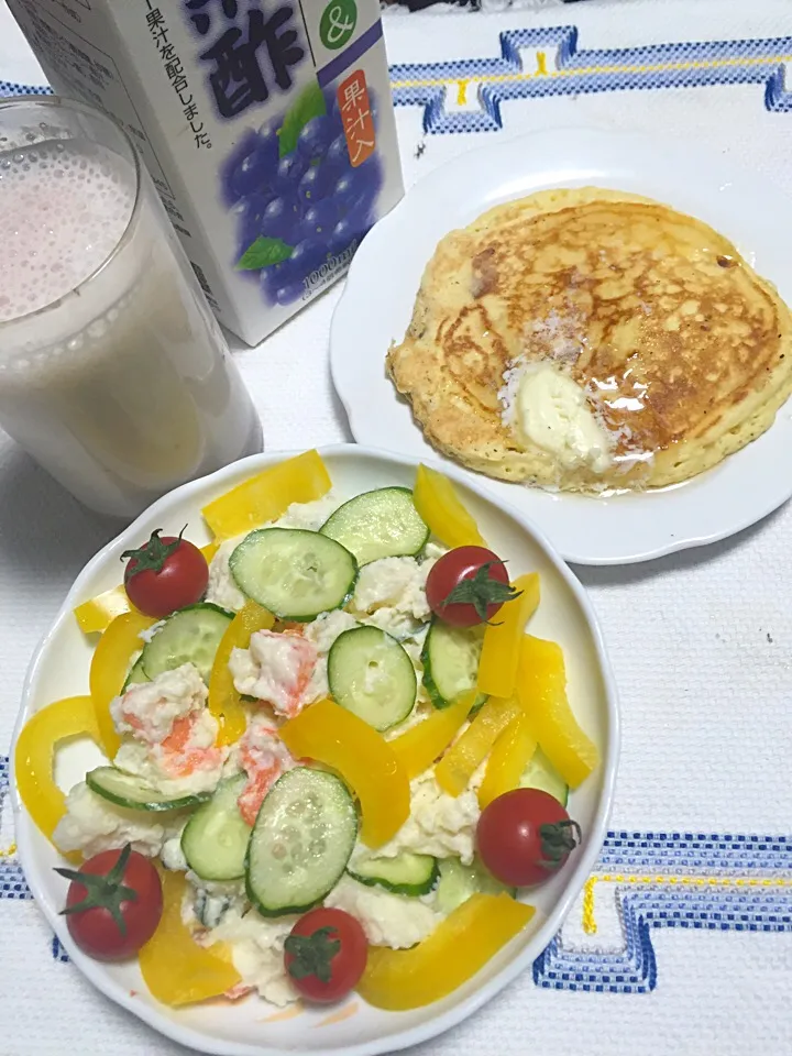 Snapdishの料理写真:今日の朝ごはん。
ポテトサラダ、ホットケーキ（バター、蜂蜜）、バナナジュース+ブルーベリー玄米黒酢。|岸野 令子さん