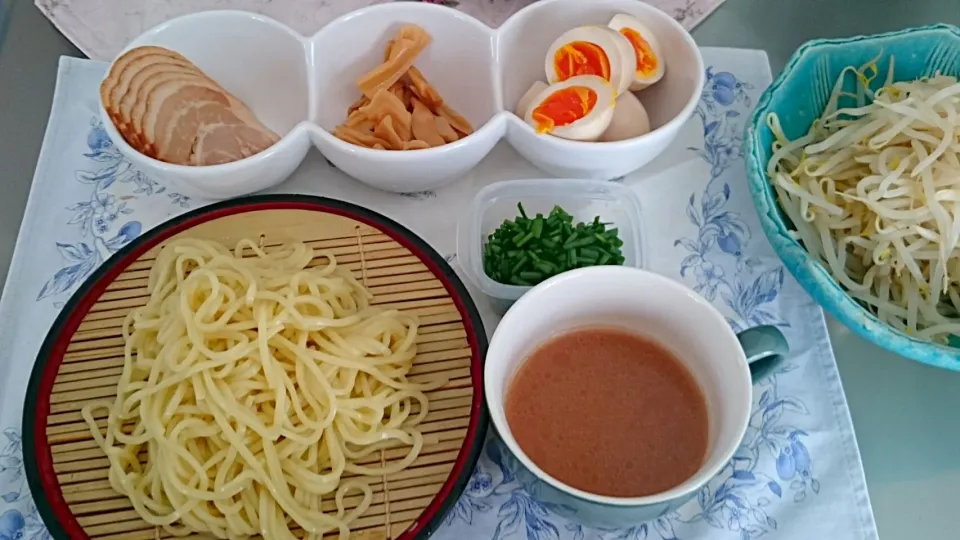 Snapdishの料理写真:休日ランチのつけ麺🍜🍥
煮玉子は自家製|らんちゃんさん