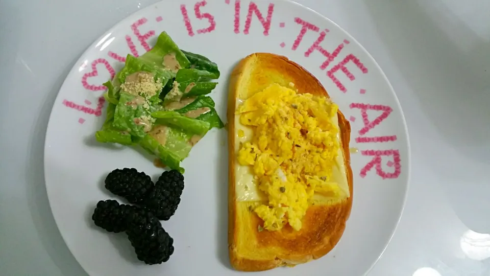 Happy Sunday Butter toast + Scrambled Egg + oregano + honey + parmesan cheese 😉😍Salad with Japanese Kewpie Roasted Sesame Seed Sauce + Blackberries|🌷lynnlicious🌷さん