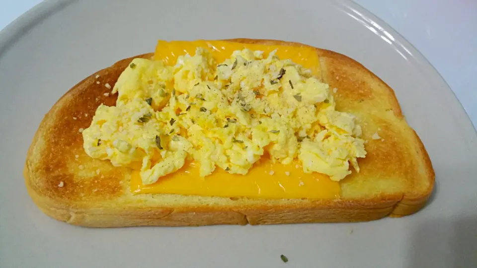 Butter Toast + Cheddar Cheese + Scrambled Egg + Oregano + pepper + parmesan cheese 😉😋|🌷lynnlicious🌷さん