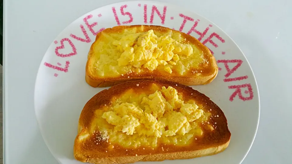 Scrambled eggs with cheddar cheese toast top with pepper & parmesan cheese|🌷lynnlicious🌷さん