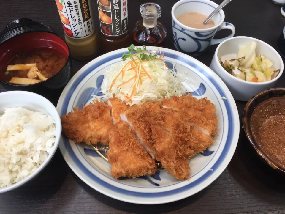 チキンカツ定食(ご飯:白飯、キャベツ:千切り、味噌汁:赤味噌、お漬物:盛り合わせ)＋ドリンクバー|マロさん