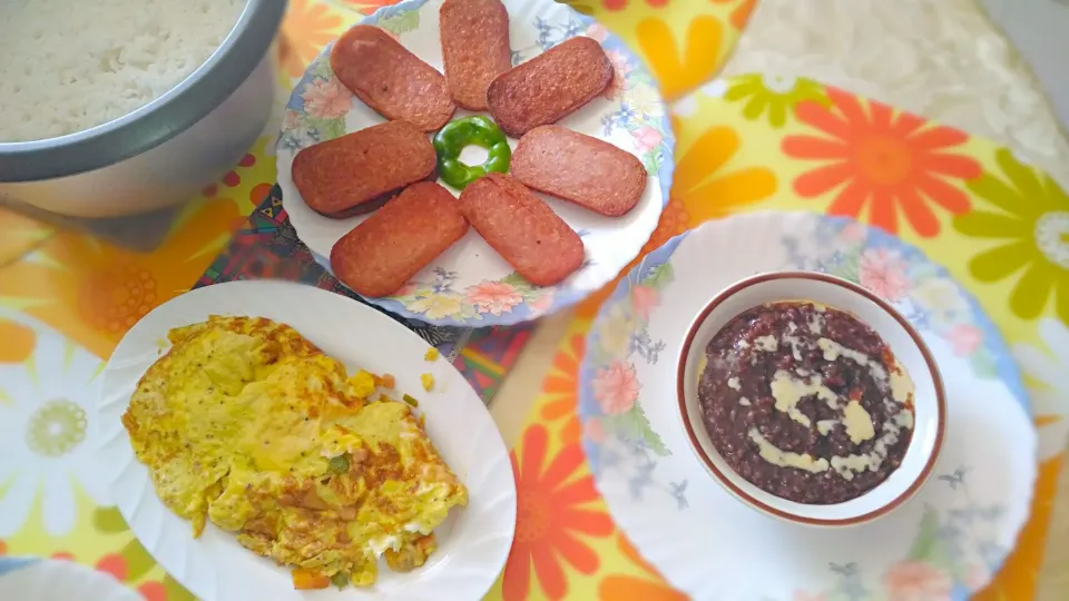 Sunday Breakfast - Spam with 3-Cheese Special Omelette and Champorado (Chocolate Porridge)|Rinielさん