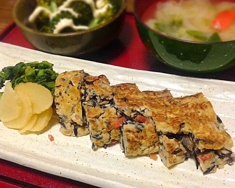 晩ごはん ひじき入り玉子焼き 菜の花漬け 野菜の味噌汁 茹でブロッコリー タクアン|ぽんたさん