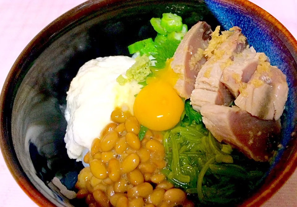 納豆ネバネバ丼💕今日は私の好みです。
納豆久しぶりですが、高タンパクなので他のものがなかなか使えなくなっちゃうんです。今回も1人1/2パックにして、カツオとうずら卵をつかいました。体にはいいですけどね。|ナタママさん