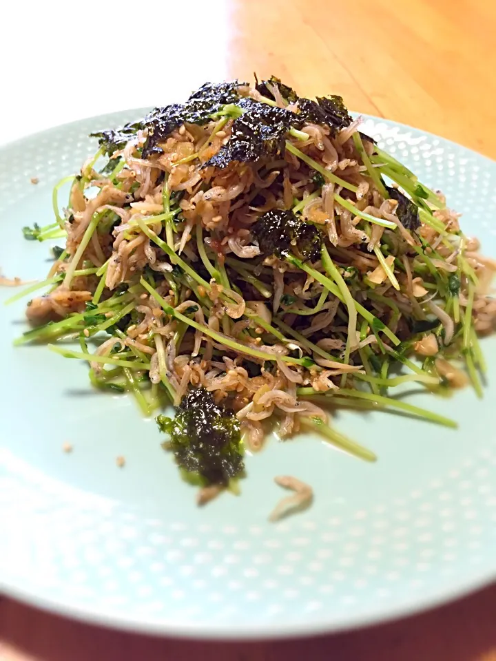 ことり*さんの料理 豆苗のじゃこ胡麻ニンニク炒め*         ～韓国海苔のせ～|のりころさん