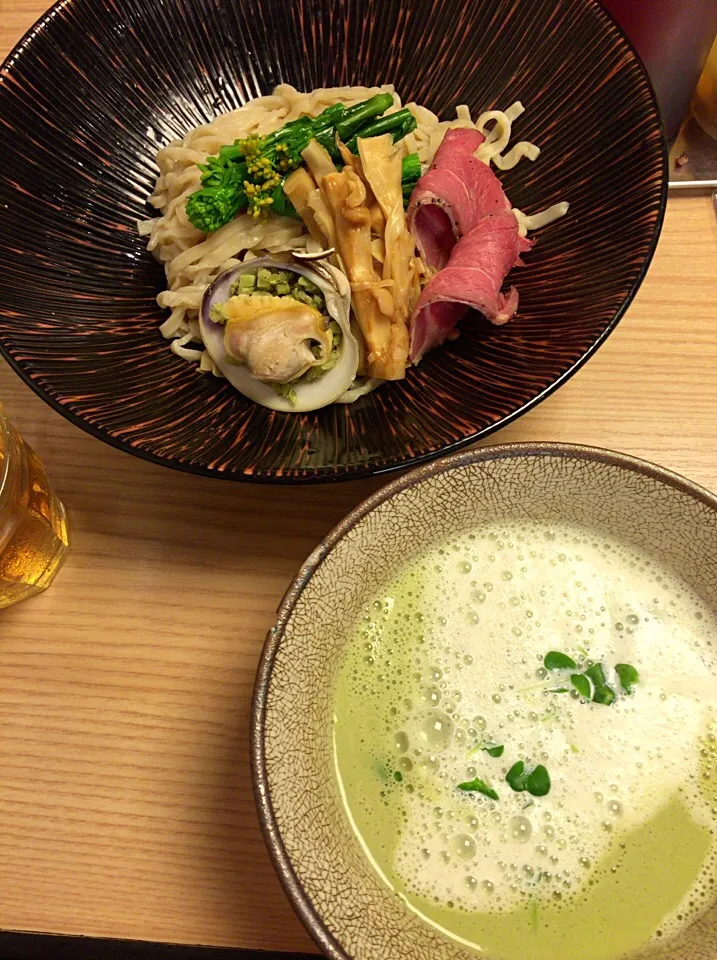 Snapdishの料理写真:春のラテつけ麺食べた。そら豆と枝豆のスープに豆乳のラテ、そら豆とはまぐり、羊のチャーシュー。女子力高いラーメンですわ。|ちこさん