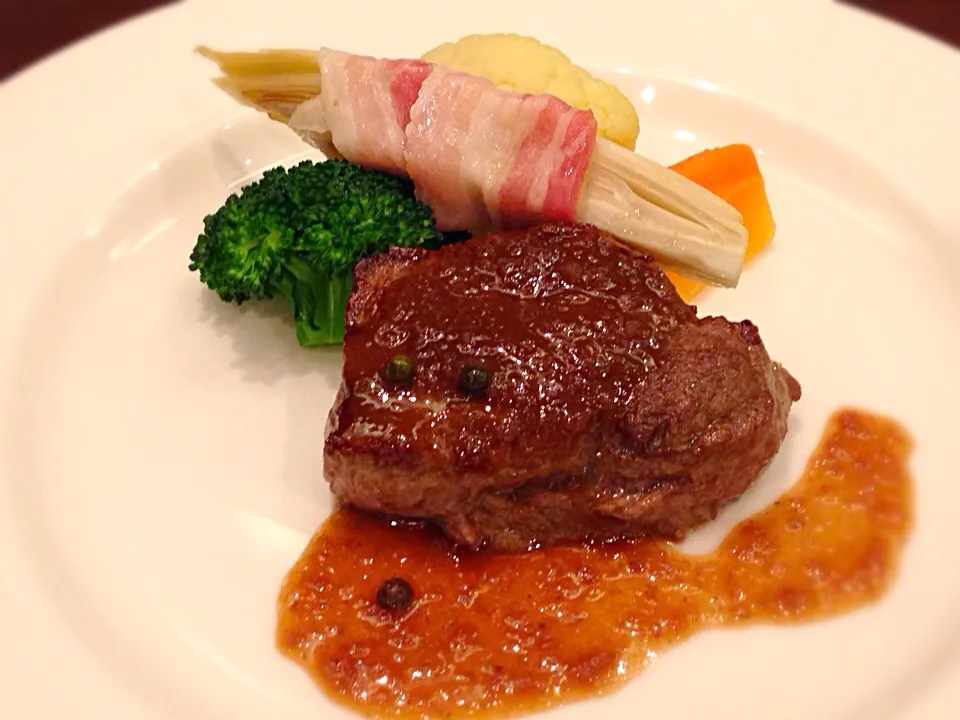 牛ロースのオーブン焼き  エシャロットとグリーンペッパーの赤ワインソース  Oven-baked beaf loin with shallot & green pepper red wine sauce|ゆうじ.さん