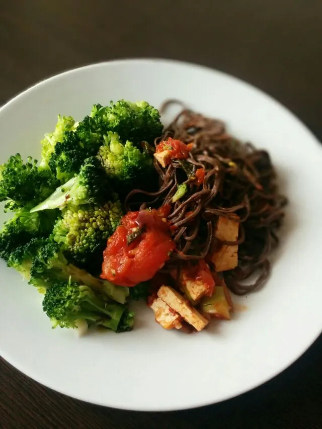 Fazolové špagety s pikantními rajčaty, tofu a brokoličkou #vegan #spaghetti #beens #broccoli|LucieFoodさん