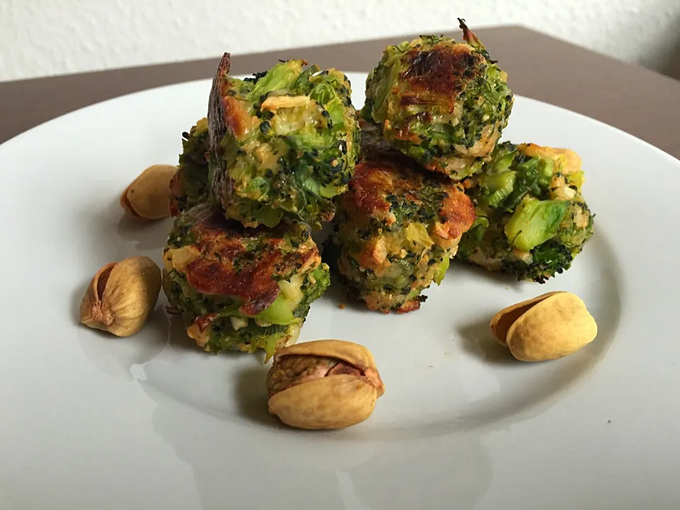 Snapdishの料理写真:Broccoli Tots|EmilyJeさん