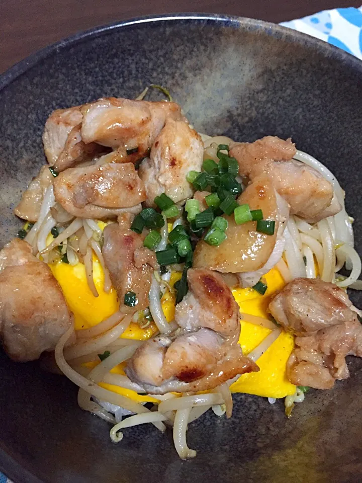 フライパン一つで作る鶏もやし丼♪|たかみさん