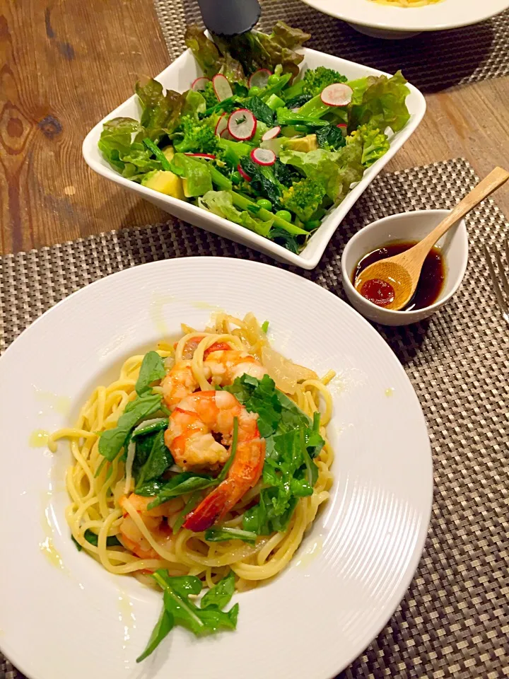 Snapdishの料理写真:久々投稿📷日曜日のパスタ🍝
海老とルッコラ、フレッシュトマトのペペロンチーノ🍅🌿アボカドと茹で野菜のサラダ🍃|まみりんごさん