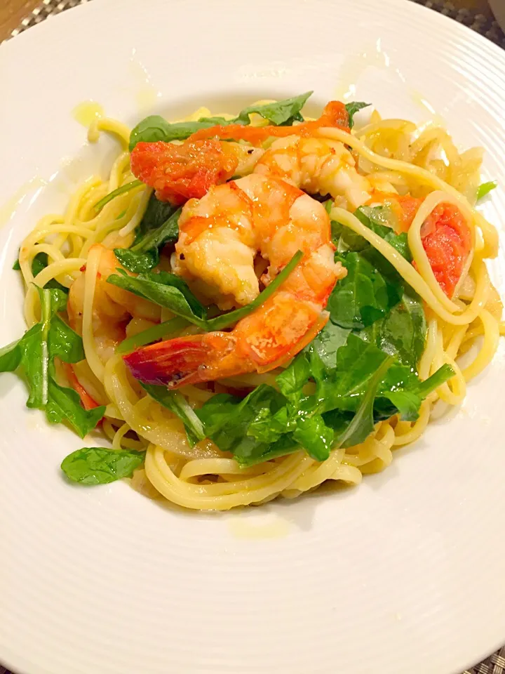 Snapdishの料理写真:日曜日のパスタ🍝海老とルッコラ、フレッシュトマトのペペロンチーノ🍅🌿|まみりんごさん