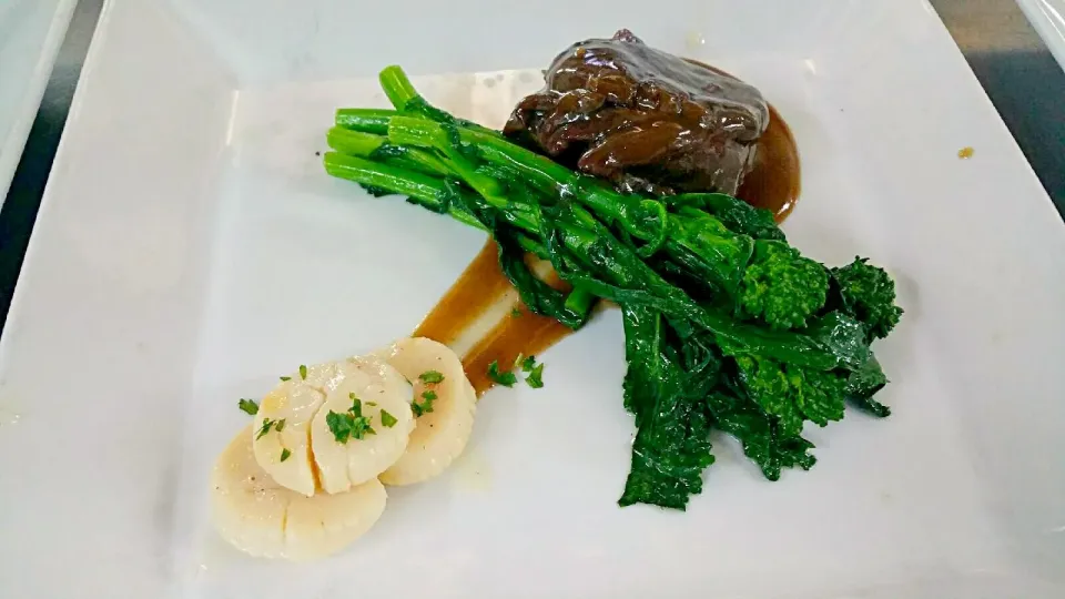 balsamic red wine braised beef tenderloin with roasted garlic broccoli rate and butter poached scallops|Jayson Mccrimmonさん