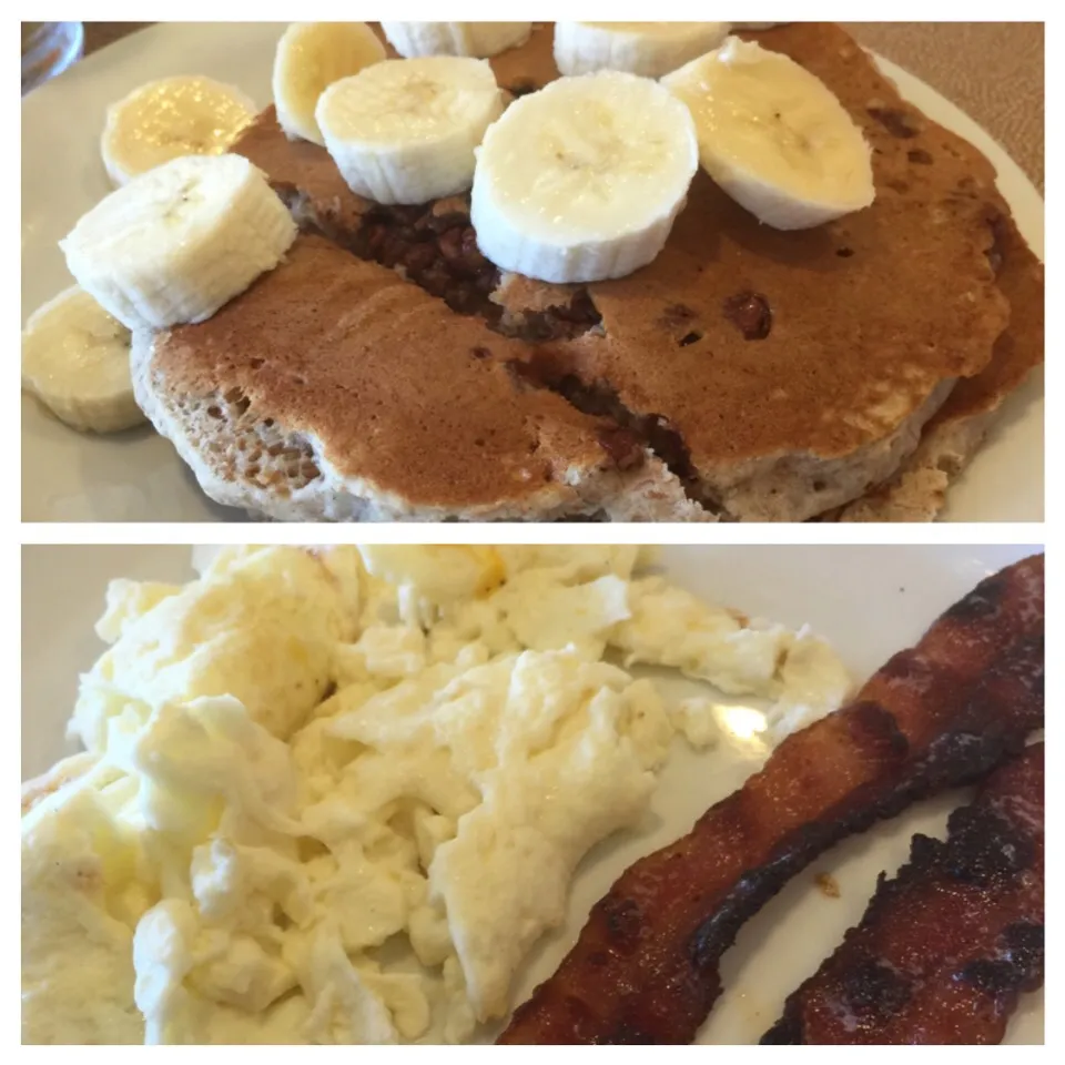 Wheat pancakes w/pecans & bananas, egg whites & jalapeño maple bacon|Richard Thompsonさん