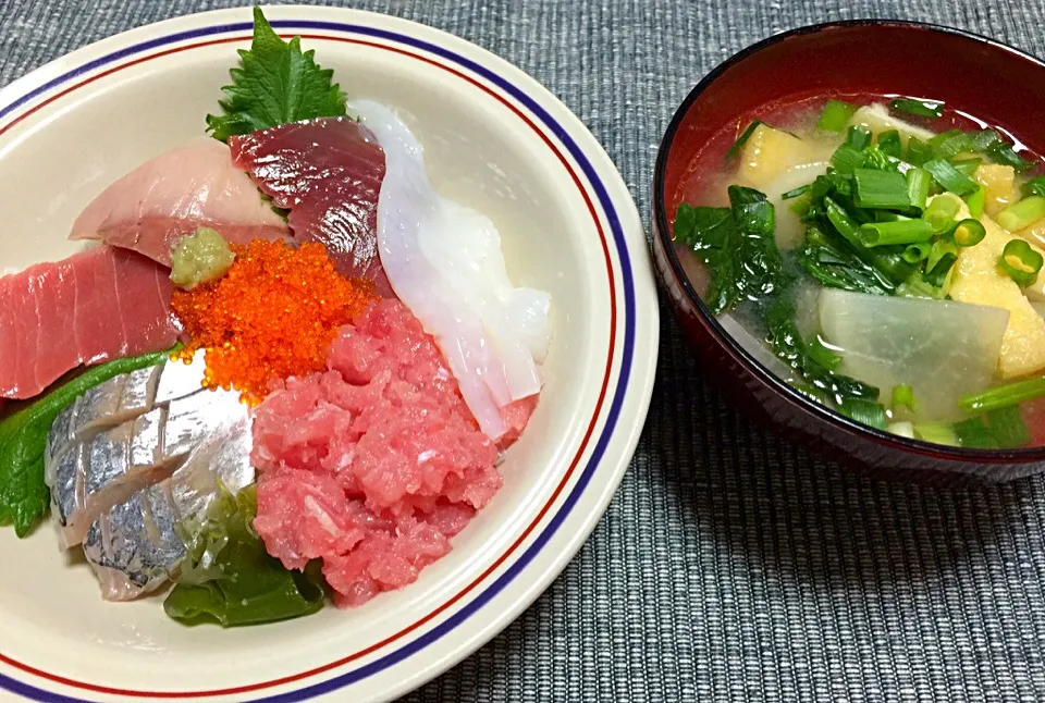 Snapdishの料理写真:海鮮丼と娘が作った味噌汁♪|swanさん