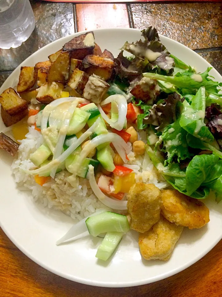 Vegan Rice Plate 
Jasmine Rice, Chickpeas, Cucumber, Peppers, Onion, Mix Greens, Roasted Potatoes, Gardine Chicken & Garlic Lemon Tahini Dressing|Milka Papricaさん