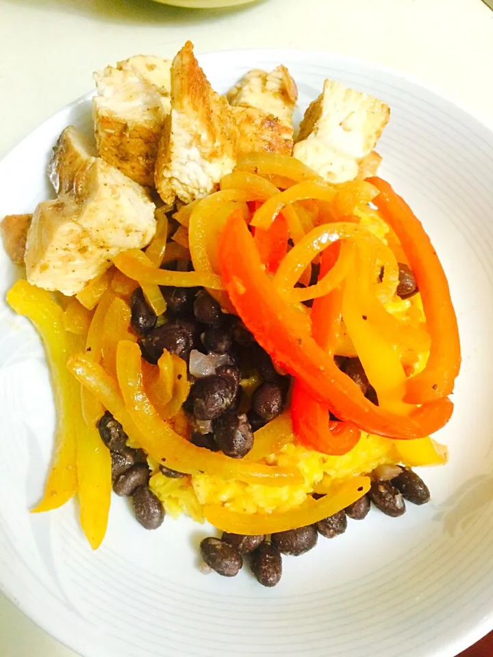 Yellow Rice&Beans, Sautéed Garlic Peppers&Onions e: Chili Rubbed Chicken|Milka Papricaさん