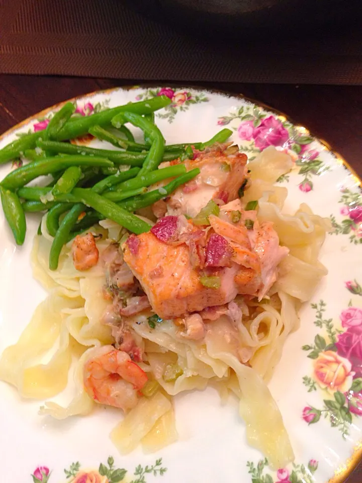 Snapdishの料理写真:Salmon in clam chowder, shrimp and crumbled bacon|CookingWithLoveさん