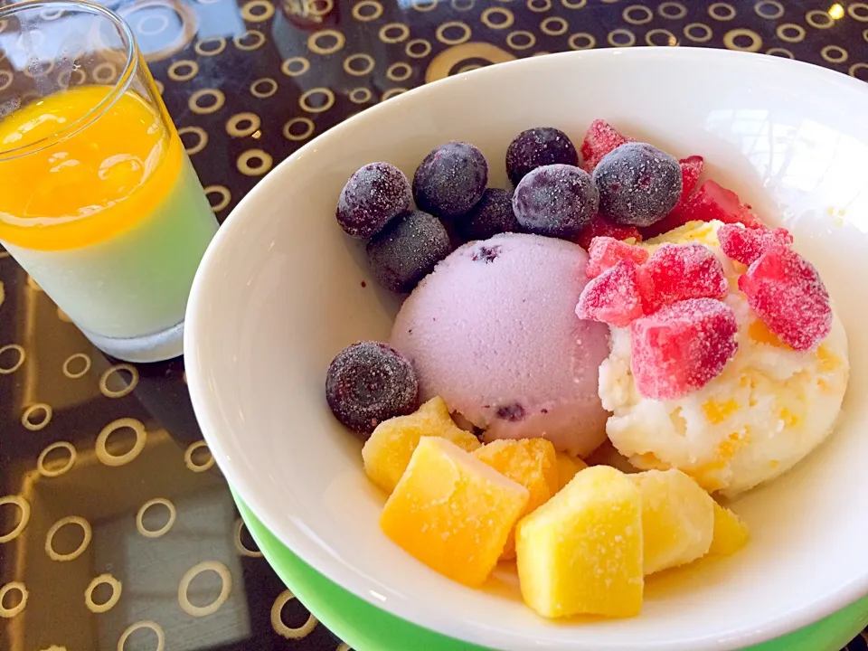 ice cream & frozen fruit & soy panna cotta in sheratongrandetokyobay|Jessy♡さん