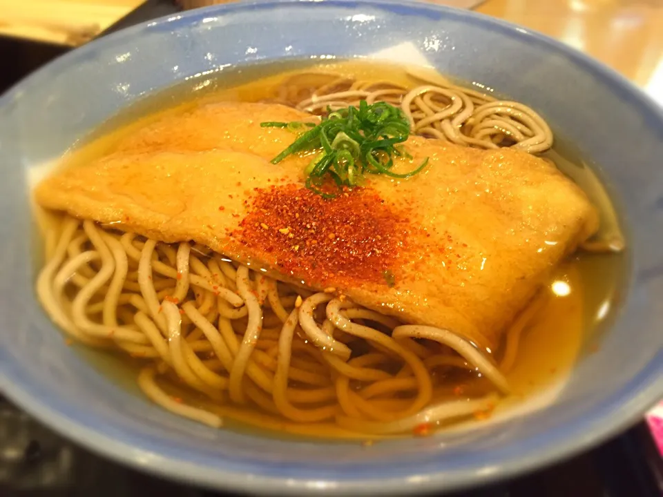 やはり阪急そばは、温かい掛けそば系に限りますわ🎉バイキングの一味唐辛子でカプサイシン効果を狙ってみますのよ😄|にゃあ（芸名）さん