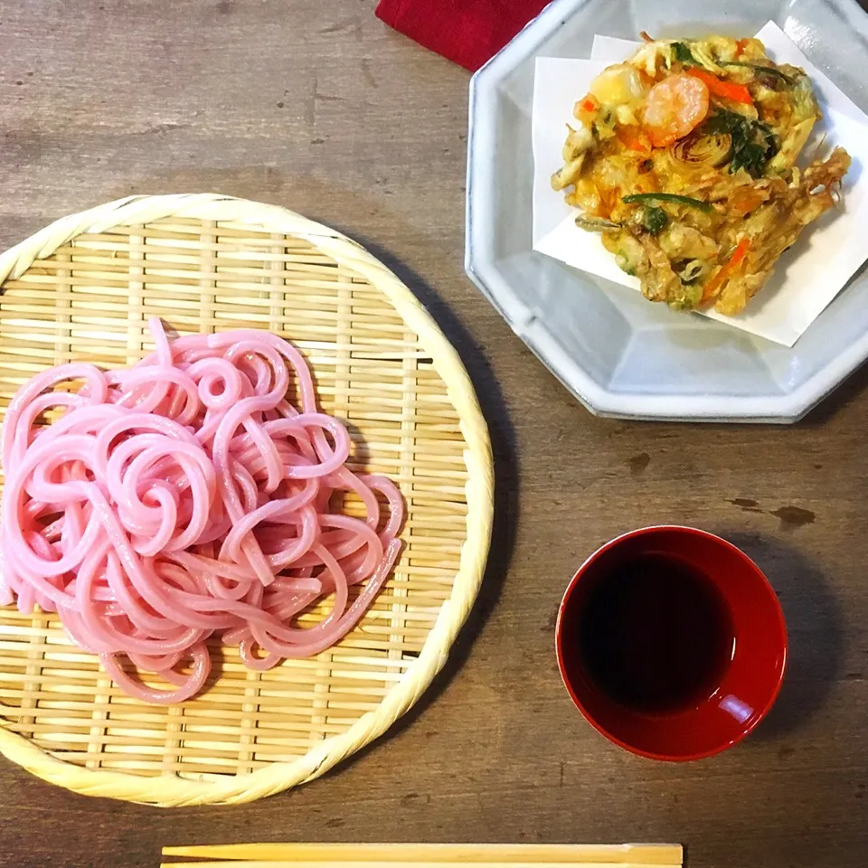 お昼ごはん。さぬきうどんとかき揚げ。
えび、パクチーの根っこ、にんじん、ねぎ、たけのこのかき揚げ。|yukko7740さん