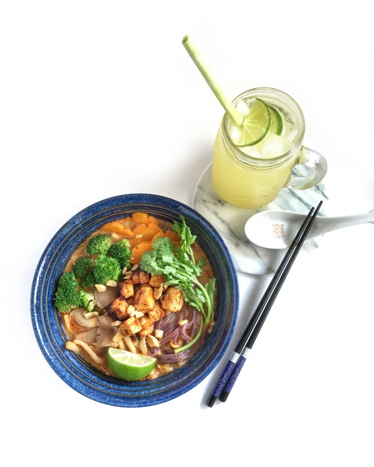 Snapdishの料理写真:Thai tom yum X red curry noodle bowl. Lemongrass lime cooler.|coxiella24さん