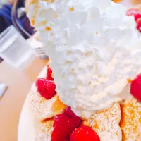 Snapdishの料理写真:ストロベリーとマカダミアナッツのパンケーキ😋👍💕|な   み。さん