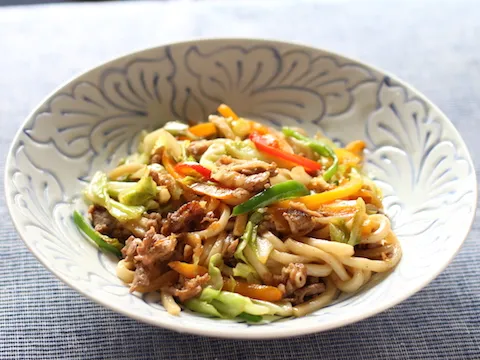 牛コマ肉と彩り野菜の焼きうどん|ヤマサ醤油公式アカウントさん