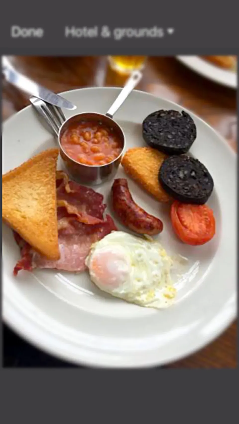 Fry-up.   Sausage, egg, bacon, beans, fried slice bread, black pudding, hash brown , half a tomato.|Karla Collington Ryderさん