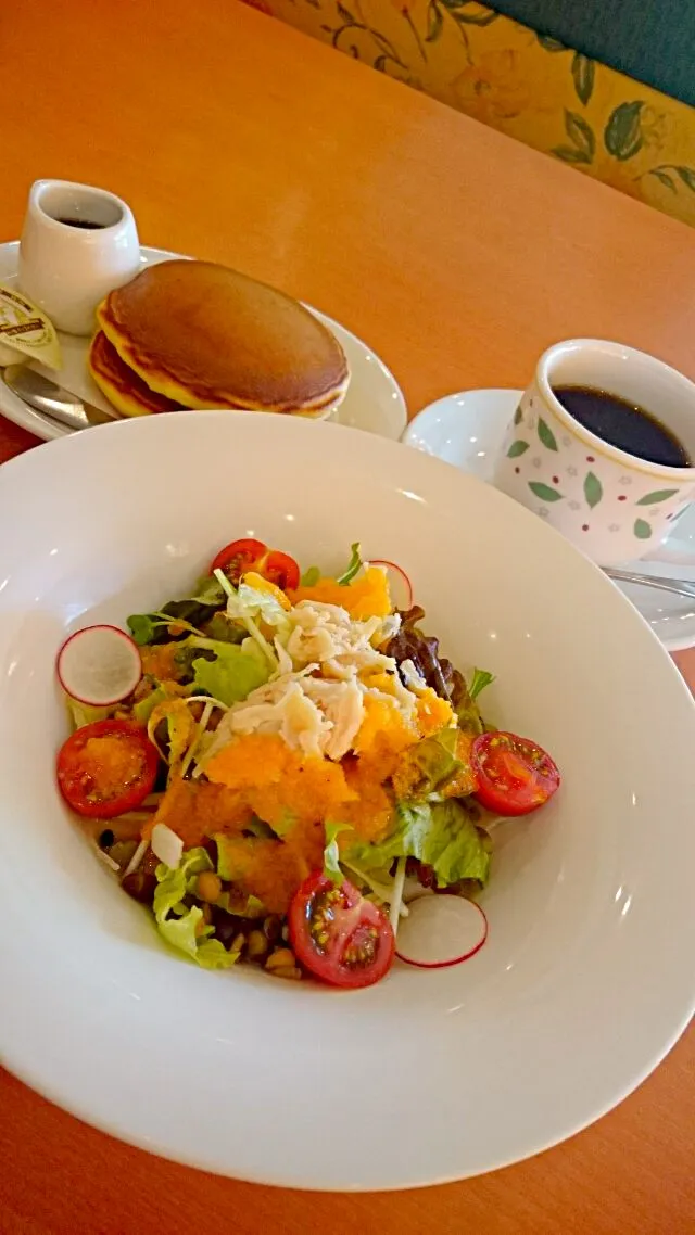 蒸し鶏と国産野菜のサラダ＆パンケーキセット|めぐまげさん