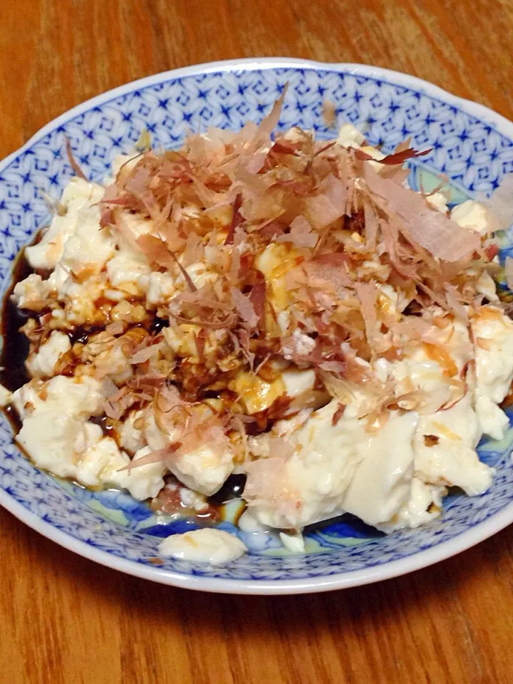 Snapdishの料理写真:冷奴〜何故かいつも潰して混ぜてこんなふう・・・ご飯に乗せたらヤッコ丼（笑）|てるぼーさん