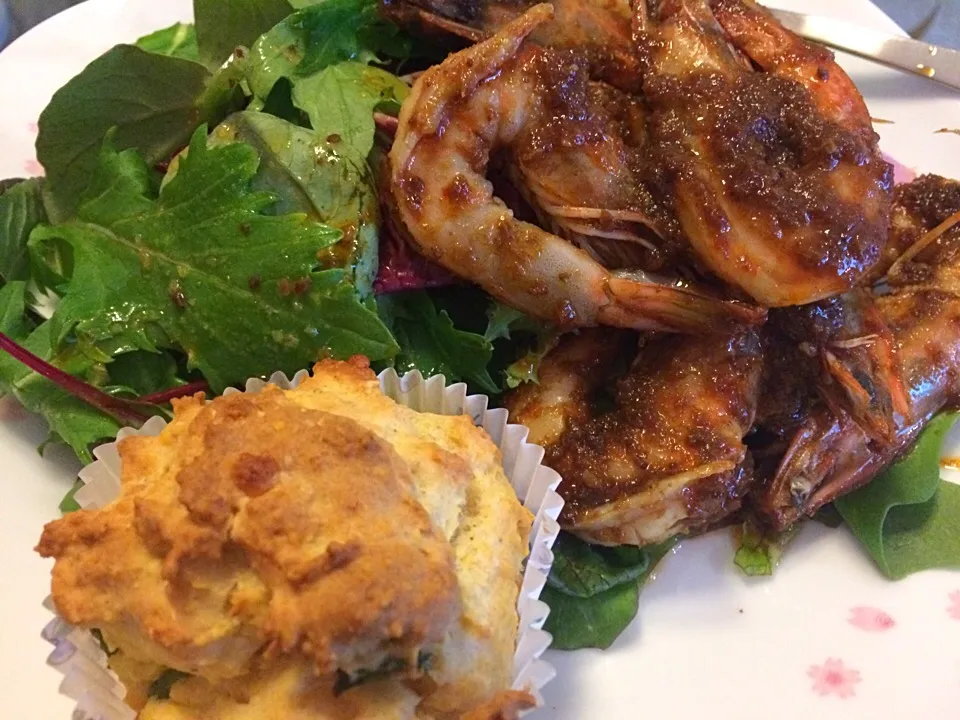 Salad with sambal prawns and cornbread muffin|Ong Sor Fernさん