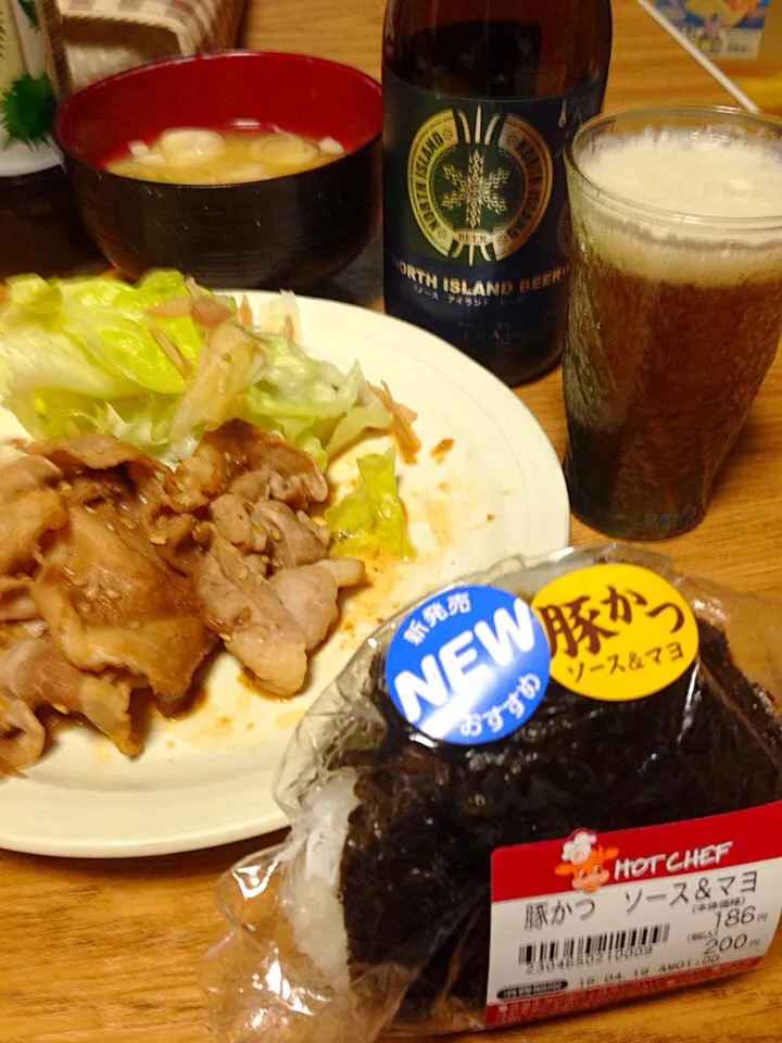 Snapdishの料理写真:晩御飯
生姜焼き しじみ汁 
north island beer
（北海道江別市のクラフトビール）🍺
セイコーマートの
ホットシェフのおにぎり🍙|SUN.yokotanさん