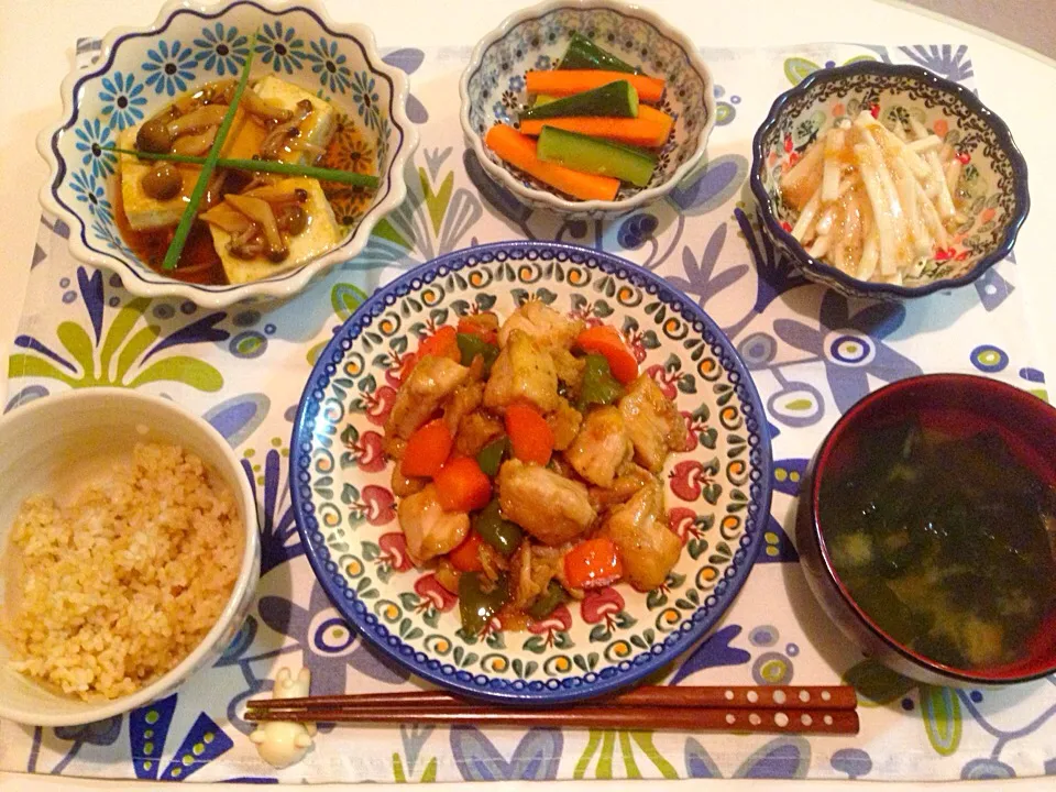 鶏肉の甘酢あん、揚げだし豆腐、即席ピクルス、長芋の梅甘酢あえ、わかめのお味噌汁、玄米|にゅきさん