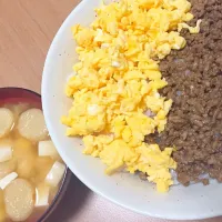 Snapdishの料理写真:緑のないそぼろ丼･････|にゃんべるさん