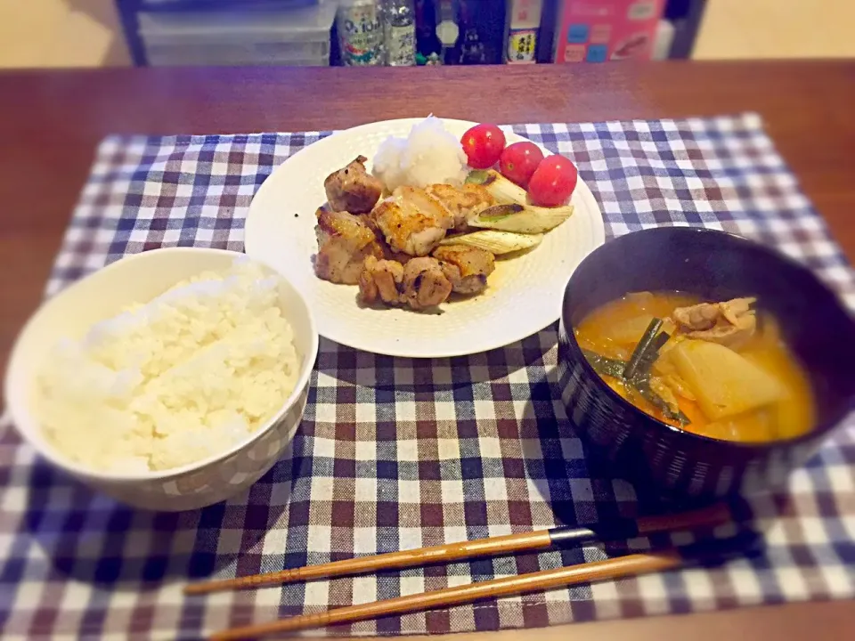 作り置きごはーん♡鶏肉とネギのガーリックソルト炒め～大根おろしを添えて～、味噌キムチスープ～ぷちっと鍋フル活用～、白ご飯(オクノ作、タロウ盛り付け)|未来さん