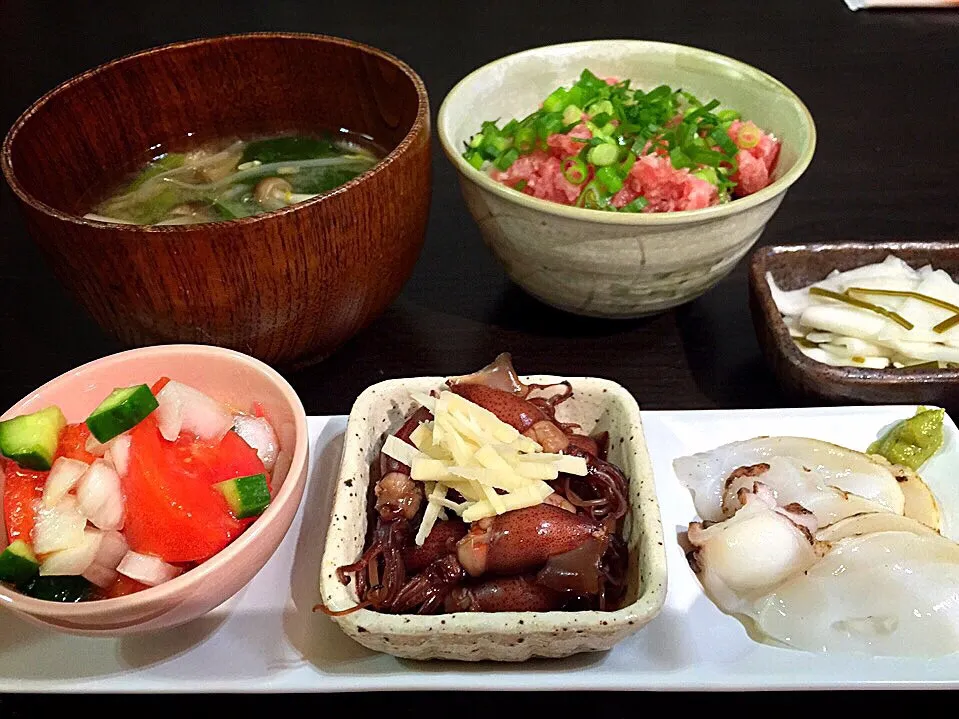 ⭐️トマトのサラダ
⭐️ホタルイカの煮物
⭐️生タコの炙り
⭐️千枚漬け
⭐️ネギトロ丼
⭐️モヤシとシメジと小松菜の味噌汁|よっちぃさん