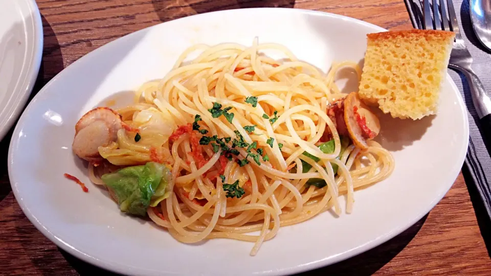 Snapdishの料理写真:春キャベツとチョリソー　エビホタテのオイルベーススパゲティ＠BLUEBOOKSCAFE|らすくさん