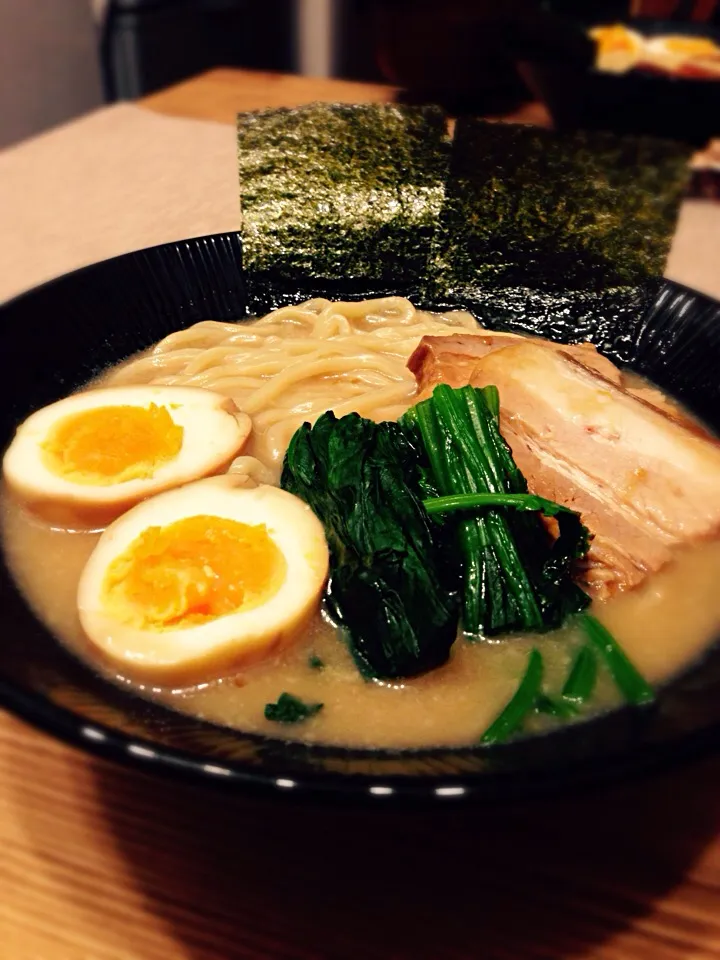 Snapdishの料理写真:豚骨醤油ラーメン|Yuriさん