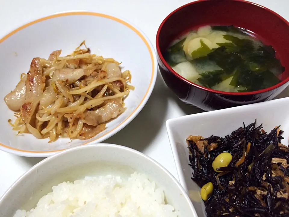 豚トロのネギ塩炒め
ひじきの煮物
ワカメと麩のお味噌汁|あいさん