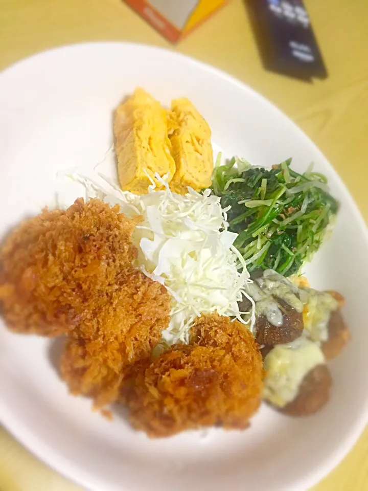 卵焼き
水菜とほうれん草の胡麻和え
しいたけのチーズ焼き

メイン
カキフライ|せいさん